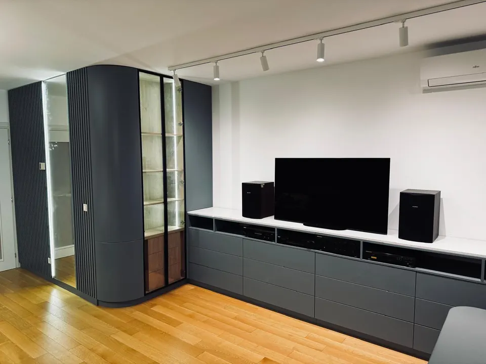 Dnevni boravak s namještajem po mjeri i skladnim detaljima