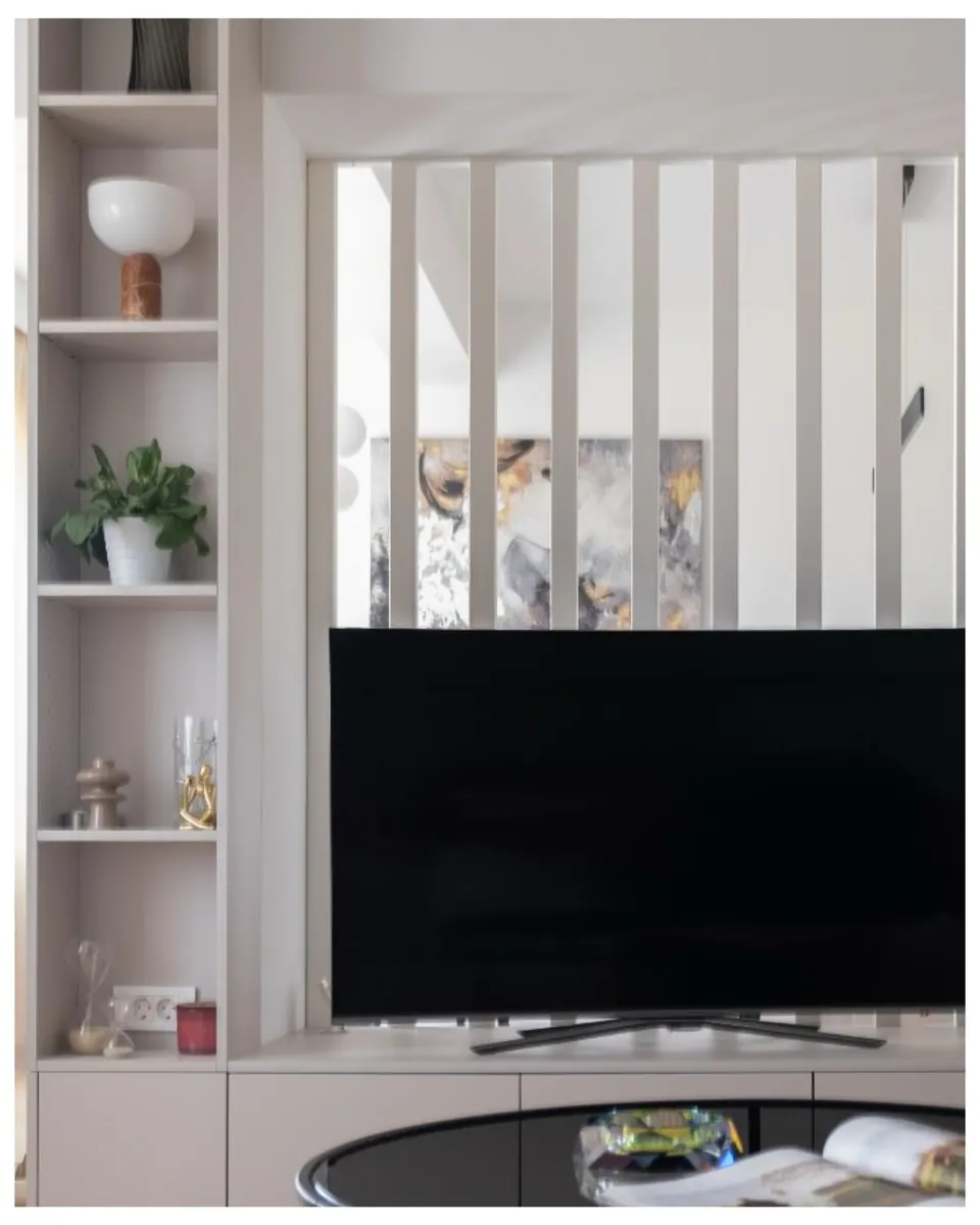 Dnevni boravak po mjeri s toplim materijalima i modernim linijama