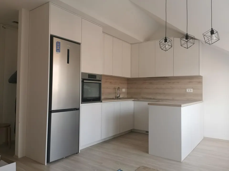 Kuhinja po mjeri s elegantnim linijama i praktičnim rješenjima