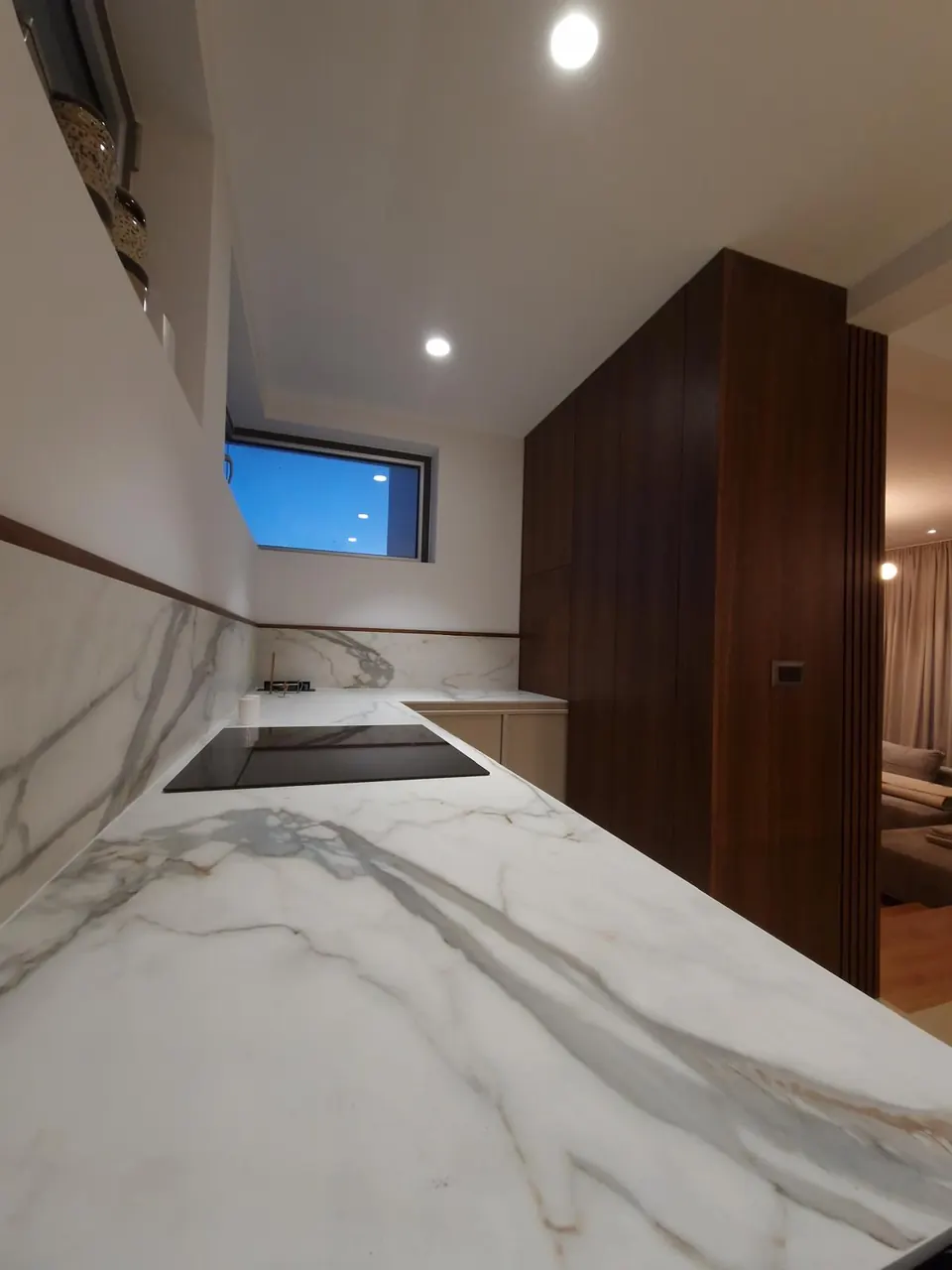 Detalj kuhinje po mjeri s kvalitetnom izvedbom i završnom obradom