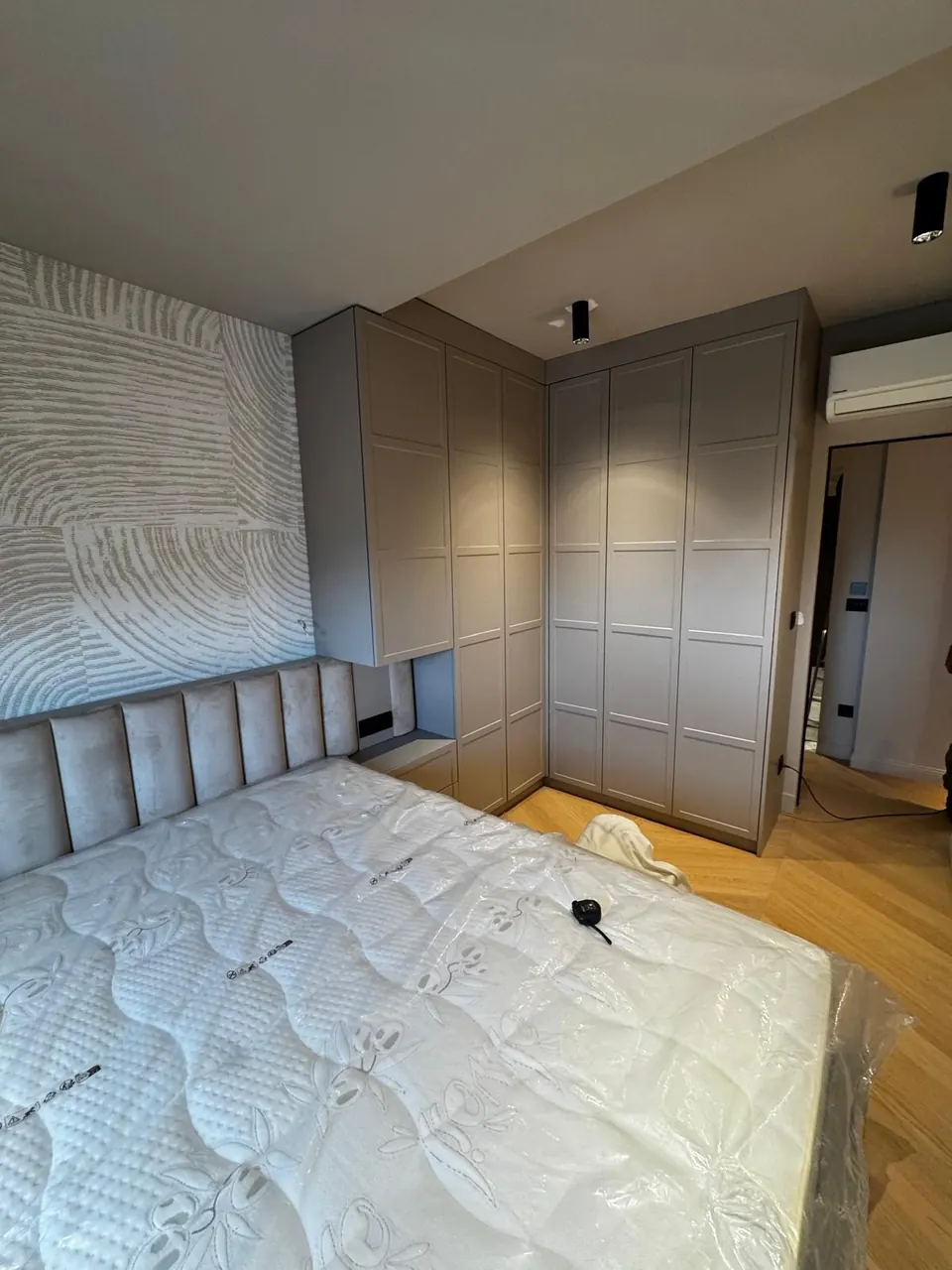 Detalj ormara po mjeri s kvalitetnom završnom obradom