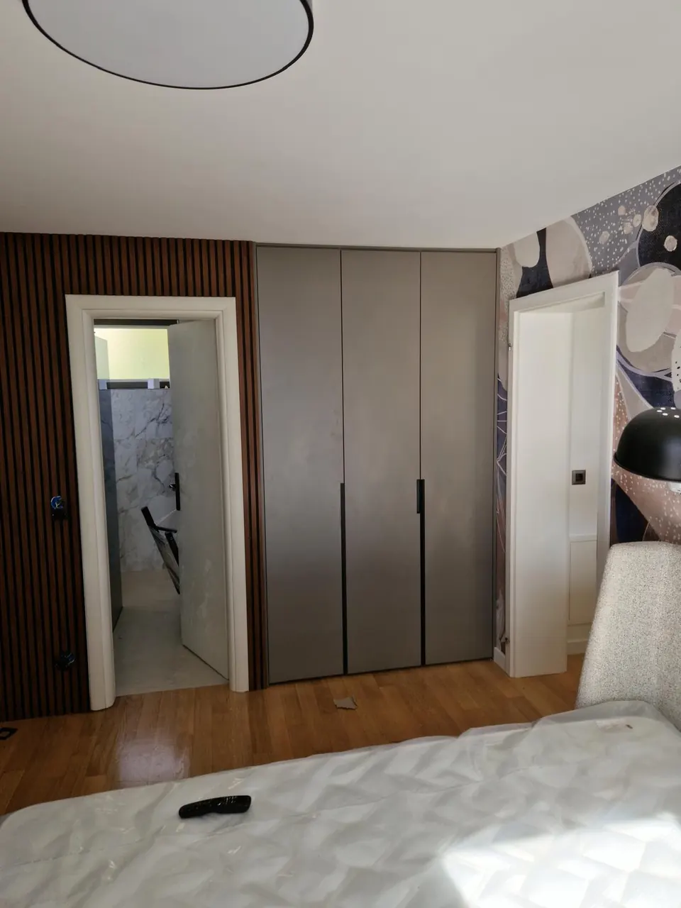 Namještaj po mjeri za pohranu s urednim i funkcionalnim rasporedom